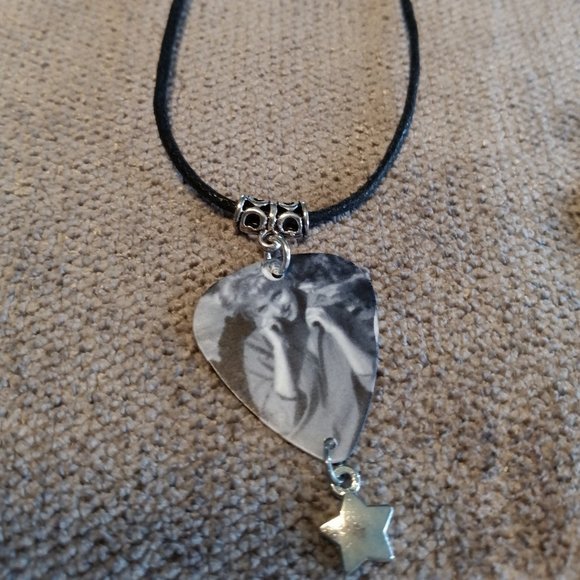MARILYN MONROE GUITAR PICK NECKLACE -EARRINGS SET - Picture 1 of 2